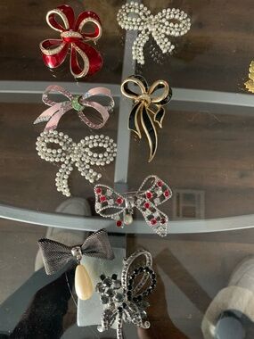 Brooches bows (8)